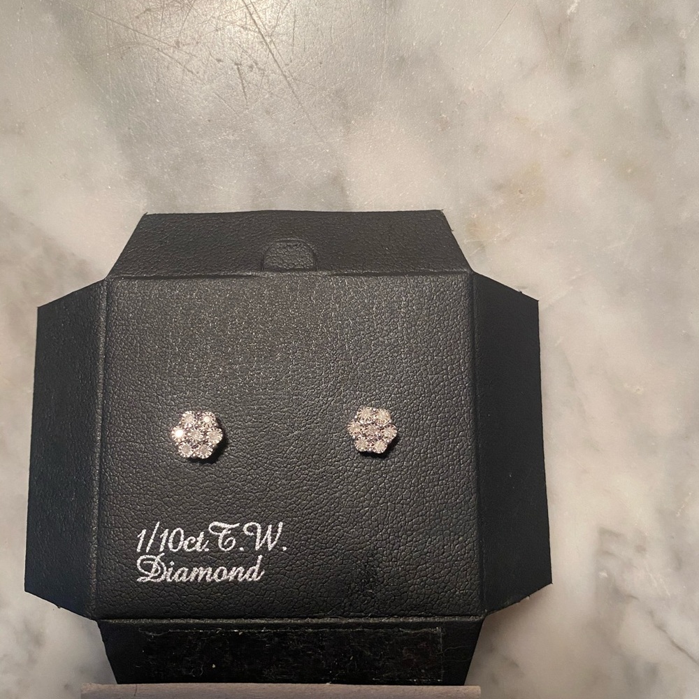 Diamond flower stud earrings.